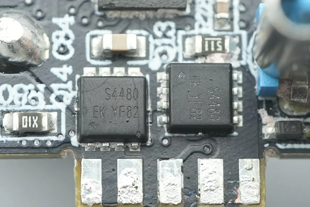 支援APP跨端查詢一鍵管理，安克Prime 150W充電底座拆解