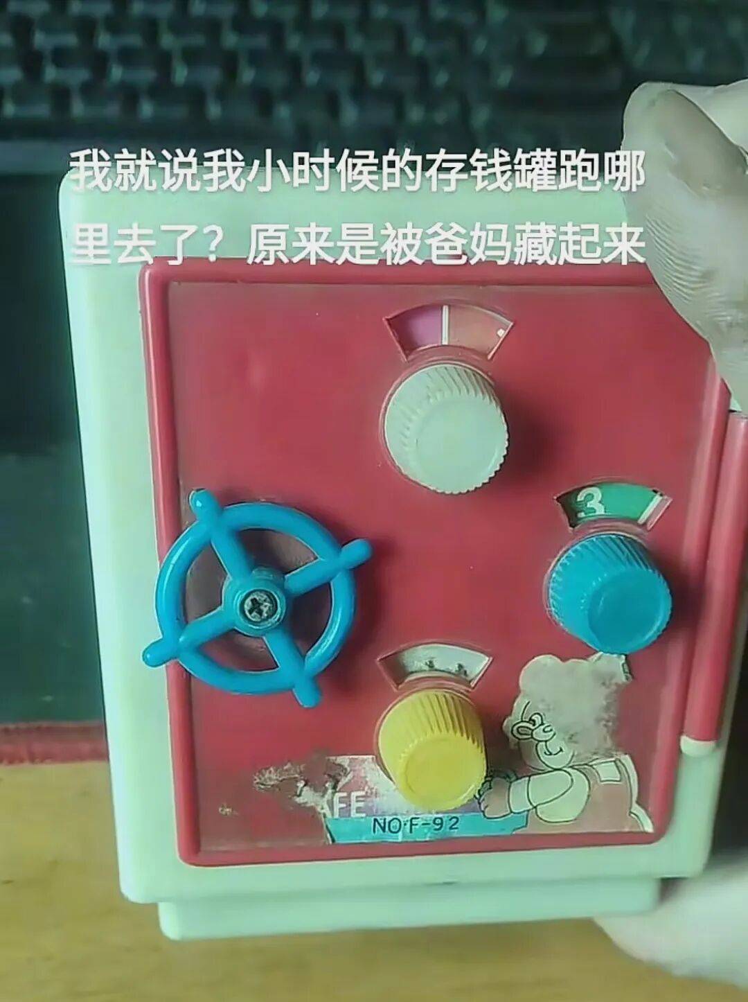 “女兒穿上我兒時的衣服，這是姥姥收藏了三十年的愛呀……”