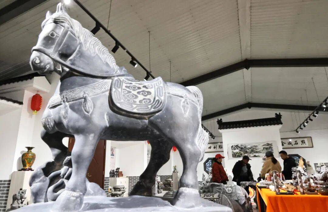 馬年臨近，生肖“石雕馬”雕刻受歡迎