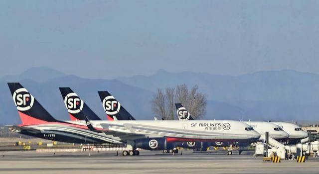 快递企业“抱团”，顺丰极兔交叉持股｜快讯