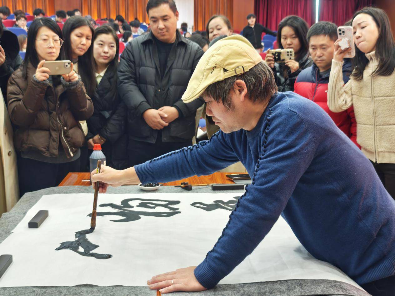 在傳承創新中彰顯時代氣象 著名書法家範武高博士在江西工程學院講授書法美學