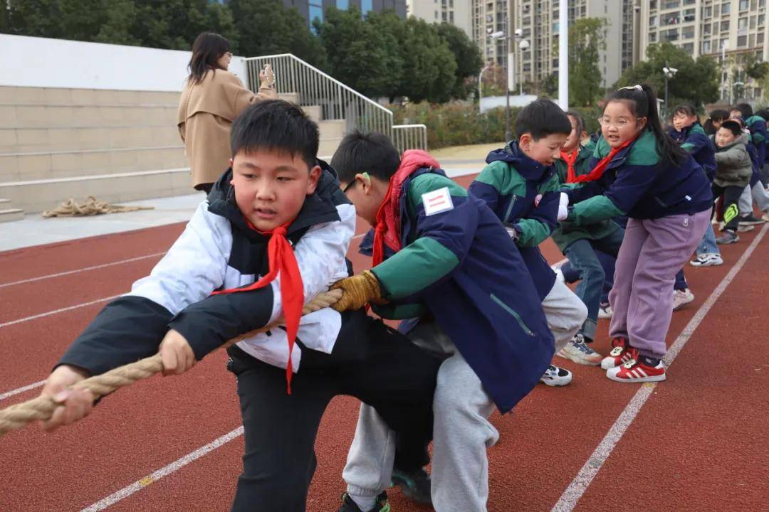 一場熱鬧的拔河比賽在蘇州市勞動路實驗小學校拉開帷幕