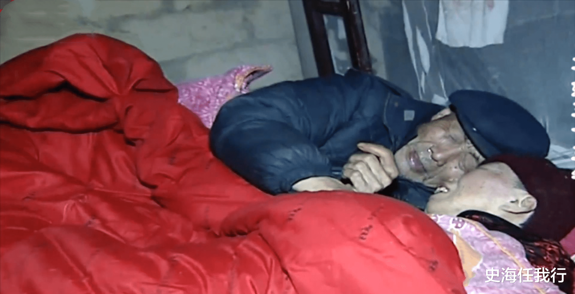 原創夫妻養育四子女，年老癱瘓後被丟門外，兒子叫囂：讓法律來懲治我