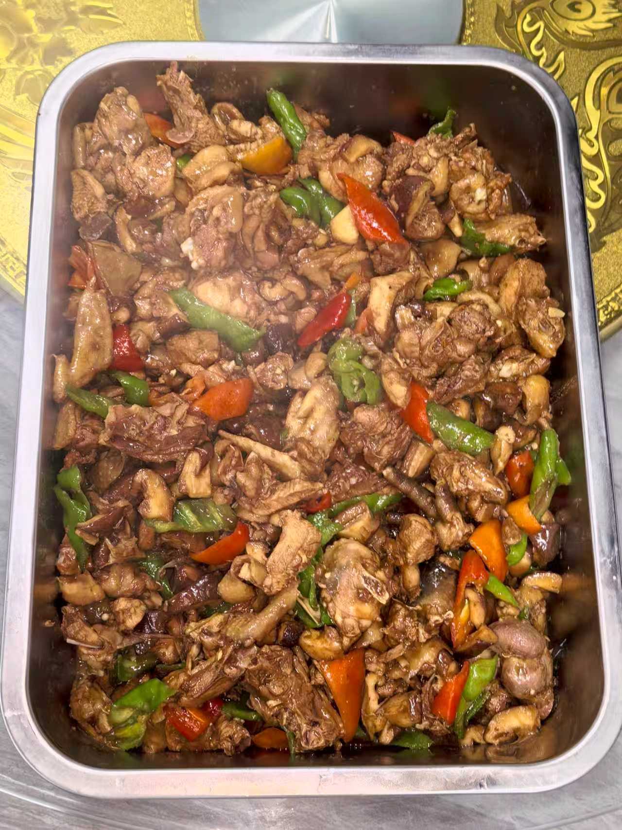 AI菜譜進化論： 當前炒菜機處於“菜譜復刻”階段，距離“輔助研發”乃至“自主創造”還有多遠？技術瓶頸何在？