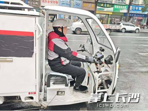 寒潮降溫不降速，快遞小哥堅守崗位確保“使命必達”