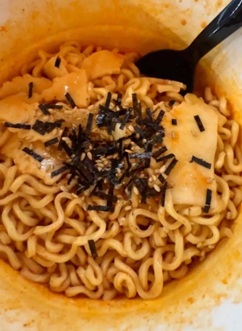 原創胡可14歲兒子曬留學生活，住60平套房有兩面牆衣櫃，吃火雞面解饞