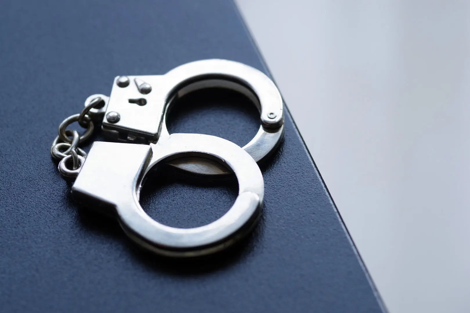 非法獲取、出售數萬條快遞單號資訊，一快遞員因侵犯公民個人資訊罪獲刑