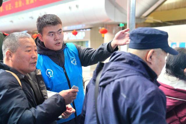 有事找“藍馬甲”！大學生志願者懷揣自編“秘籍”服務春運