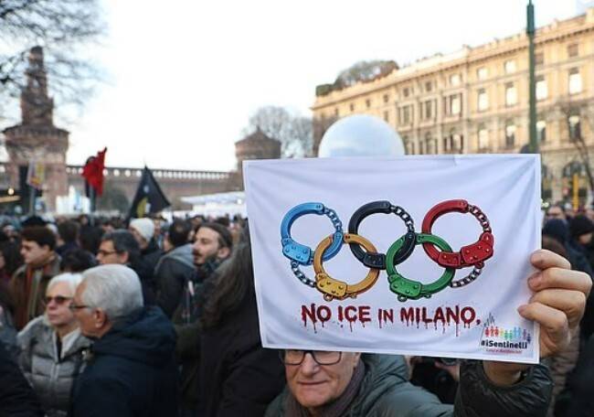 原創義大利示威者米蘭集會，抗議美國移民與海關執法局參與冬奧會安保