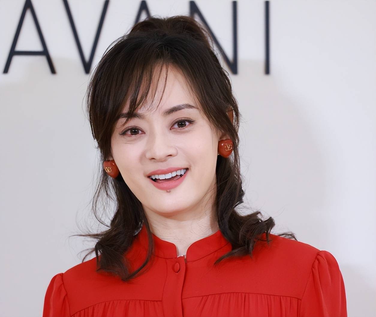 “全家移民”真相大白僅半年，43歲孫儷再傳喜訊，張藝謀真沒撒謊