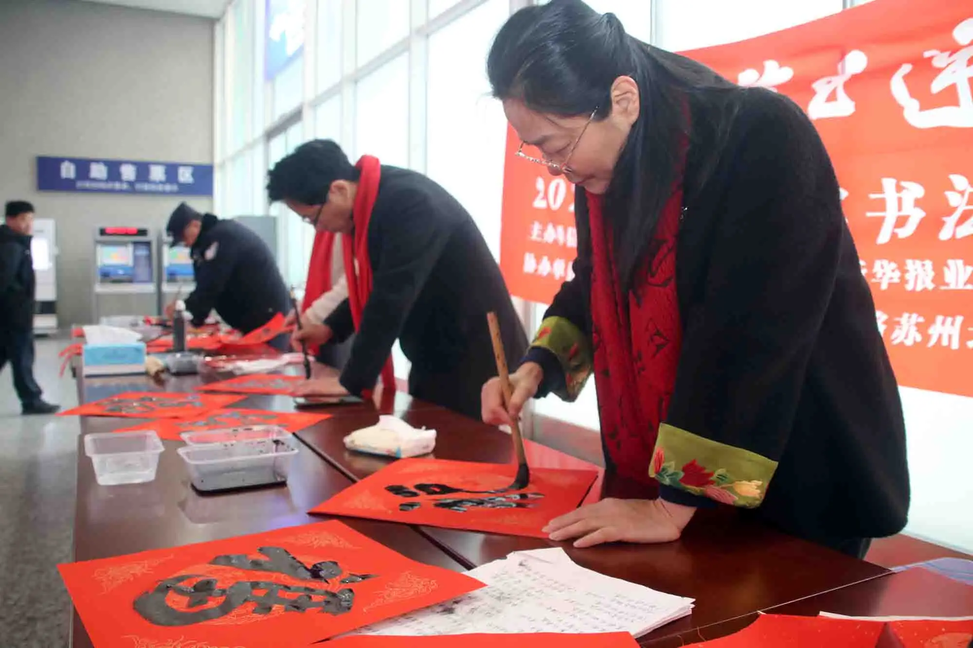 蘇州：相城區書法家揮毫送“福” 情暖返鄉旅途