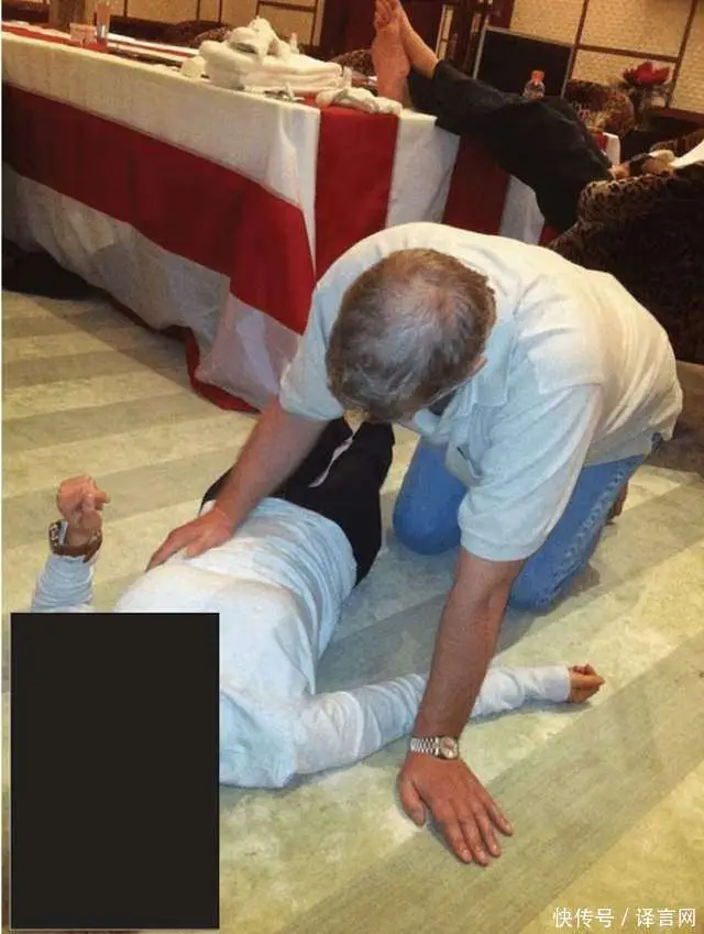 原創愛潑斯坦檔案曝照，安德魯王子四肢著地壓女性身上，姿態令人不適