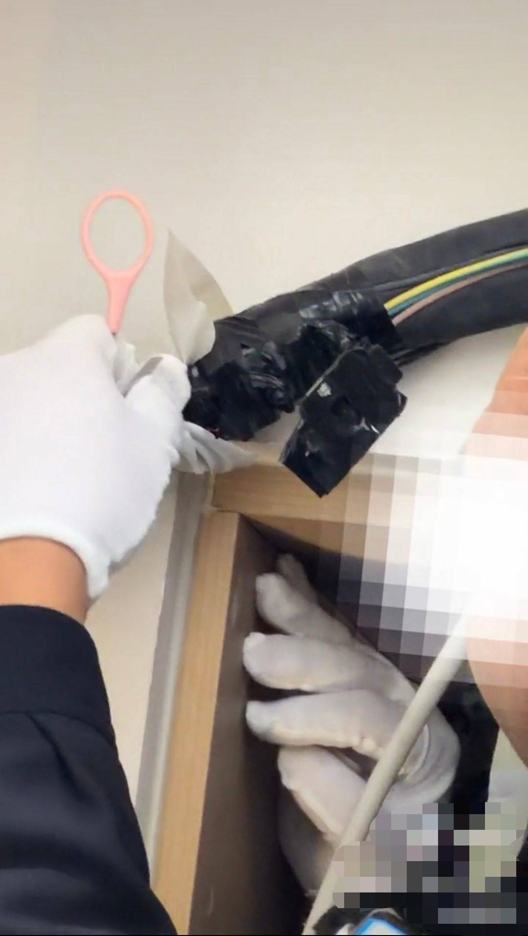 兩女生稱花90多元入住成都一民宿，在空調管道內發現攝像頭，警方：兩男子借入住之機安裝，已被採取刑事強制措施