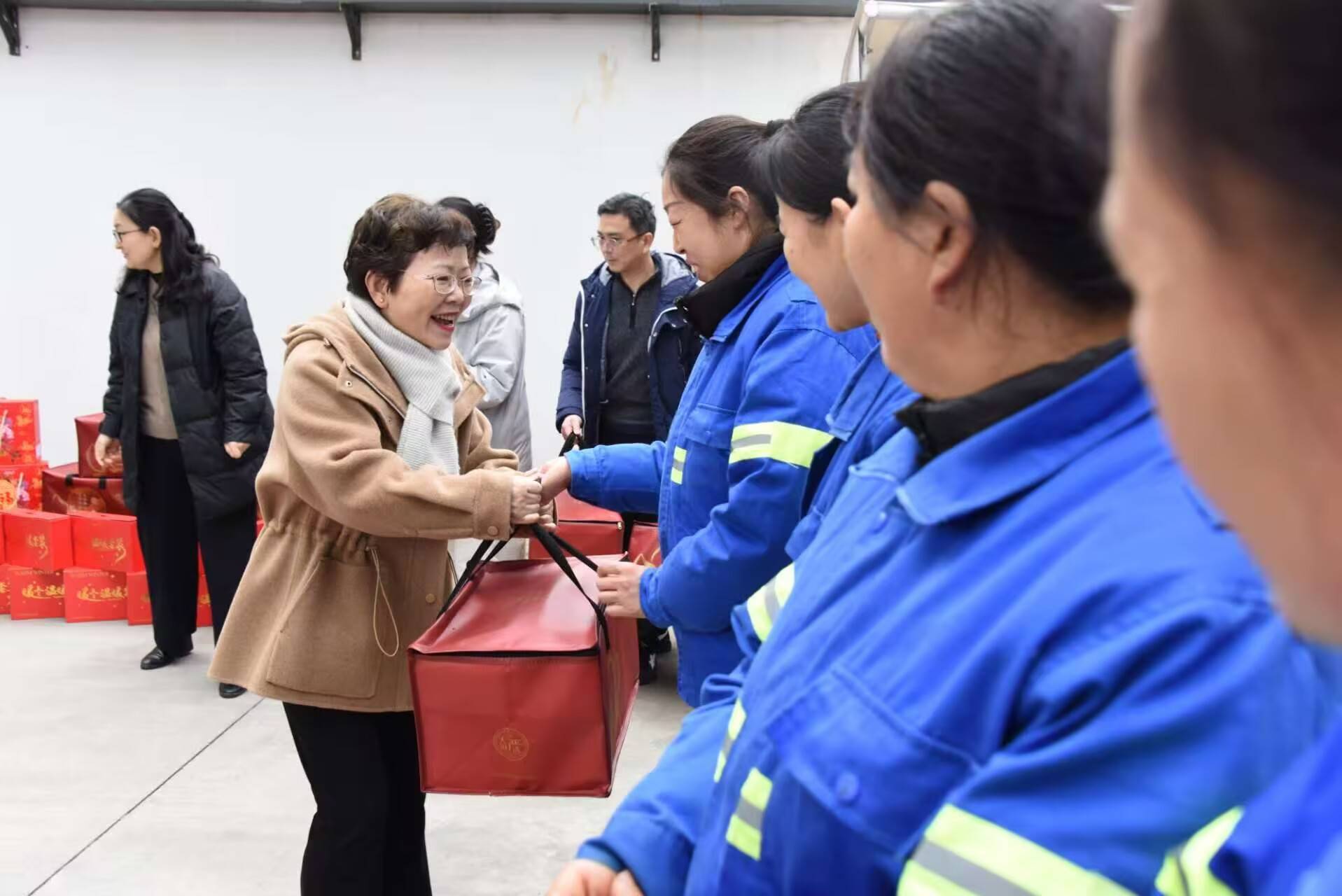 新春慰問“城市美容師”徐彙區總工會開展暖心活動關愛留滬環衛工