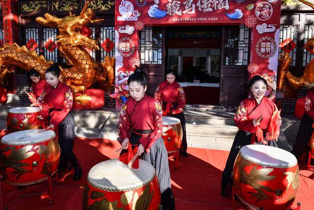 密雲書法家走進冶仙塔景區，“中華龍硯”前為市民揮毫送福
