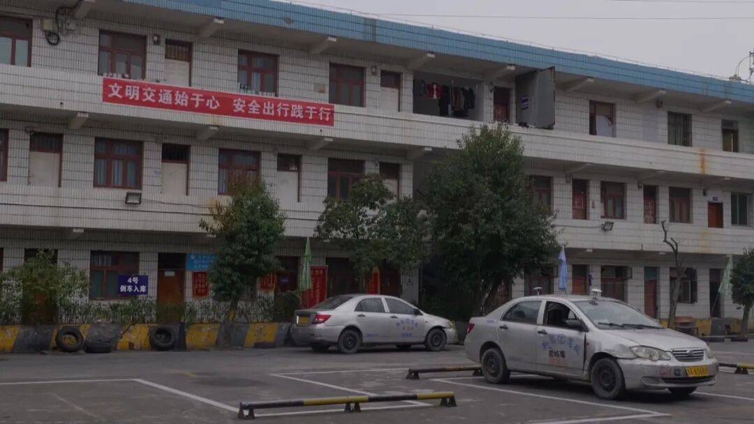 省心變鬧心！貴陽男子駕校報名“省心班”，人到了考場竟被告知沒交考試費？