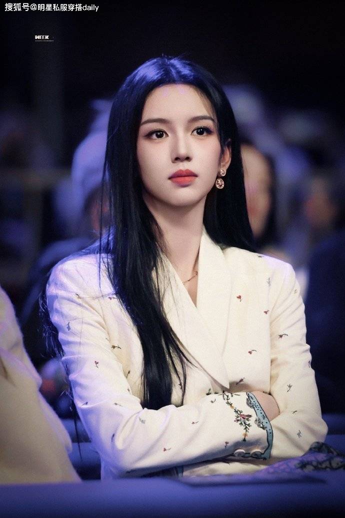 原創周也換了新風格“美的像油畫少女”，穿刺繡西裝搭牛仔褲，真的颯