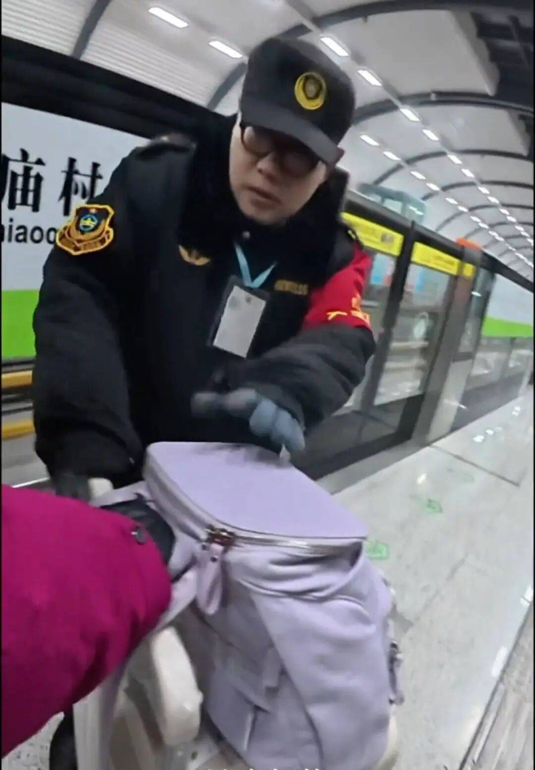 視障女大學生獨自乘高鐵返鄉！網友：看著看著就哭了