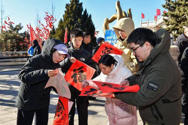 密雲書法家走進冶仙塔景區，“中華龍硯”前為市民揮毫送福