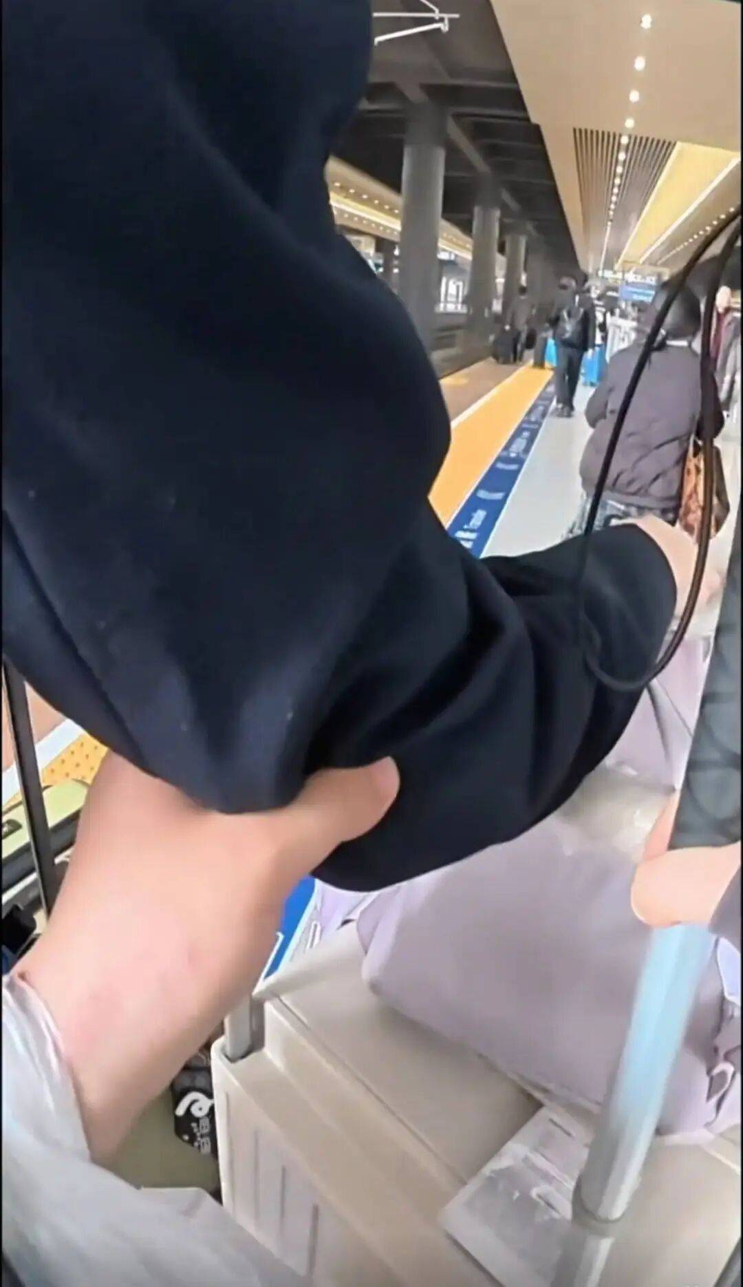 至少14人被拍到！女大學生坐高鐵回家，網友：看著看著就哭了