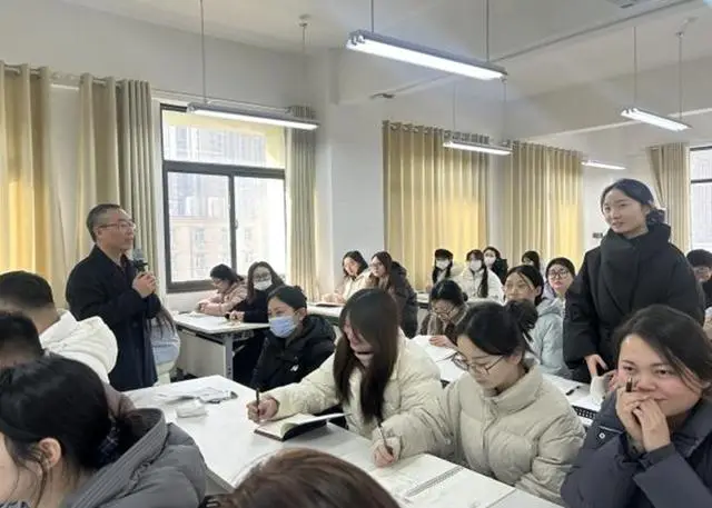 以成長赴新程，以微光暖教育！長江西路小學共書教育新篇