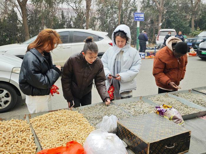 多國留學生體驗濰坊濱海區“海洋大集” 沉浸式感受“中國年味”