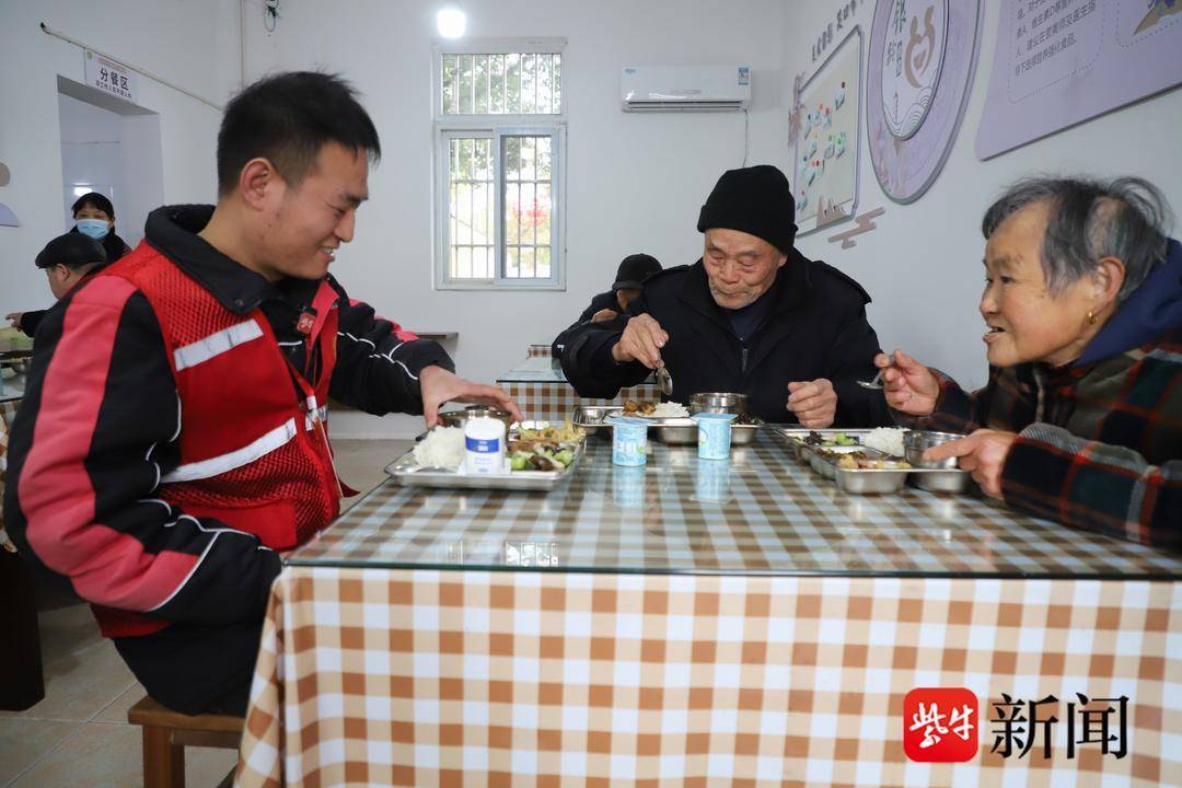 新春走基層｜快遞小哥和老人們的飯搭子“約定”：一頓熱飯、兩載陪伴