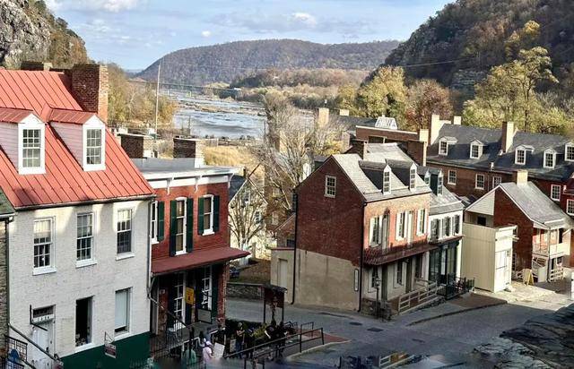 從房產到AI，風險全面引爆，美股金銀罕見三殺