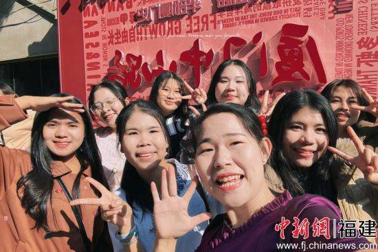 外國留學生走進廈門中山路感受中國年味