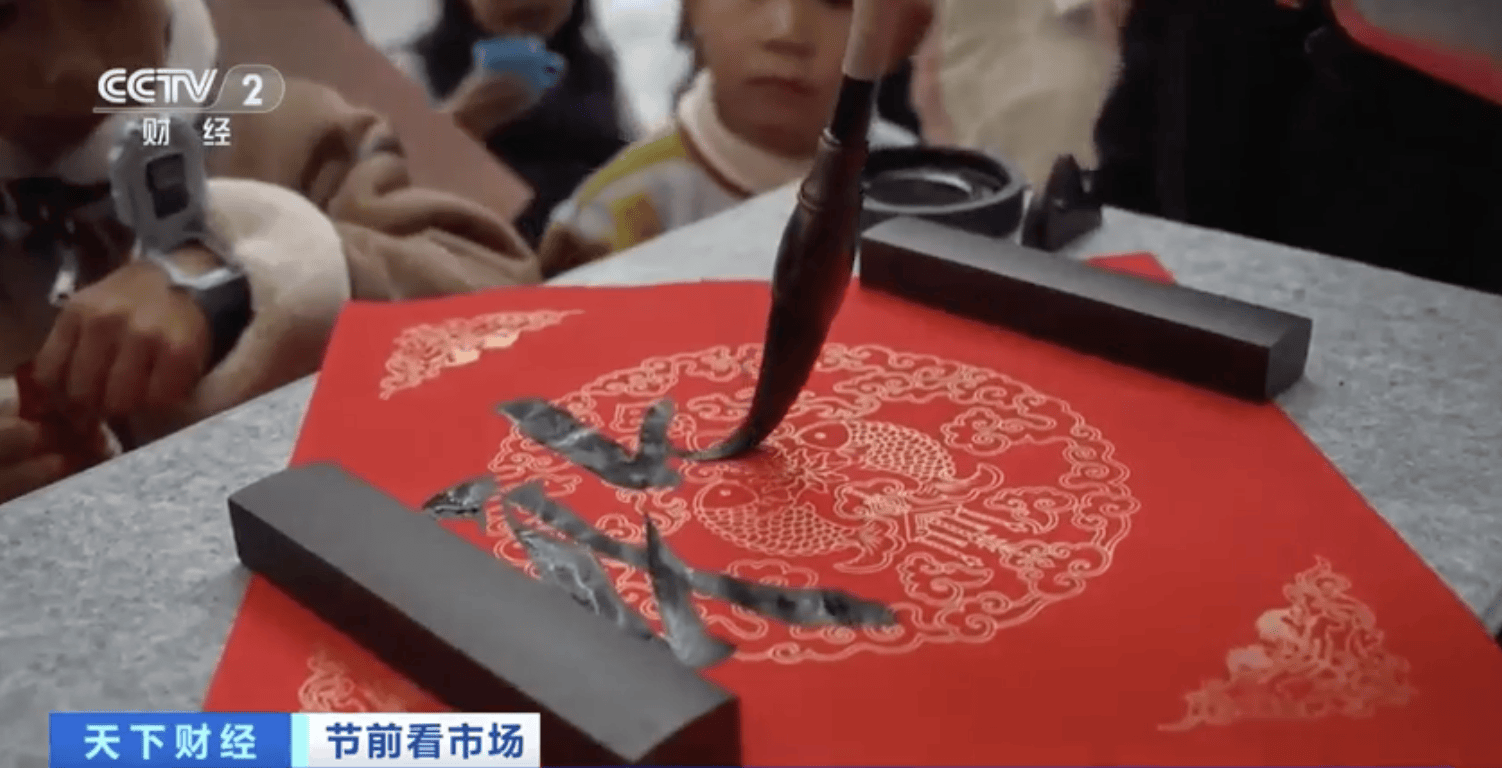 機器人“入職”商場當導購！科技點亮新春購物體驗