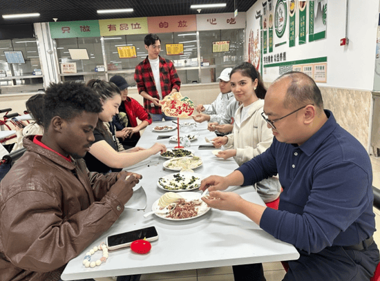 克拉瑪依市公安局出入境管理支隊民警與留學生共迎新春