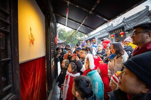 過年就來臺兒莊，全國在校大學生、18歲以下未成年人，門票免費！