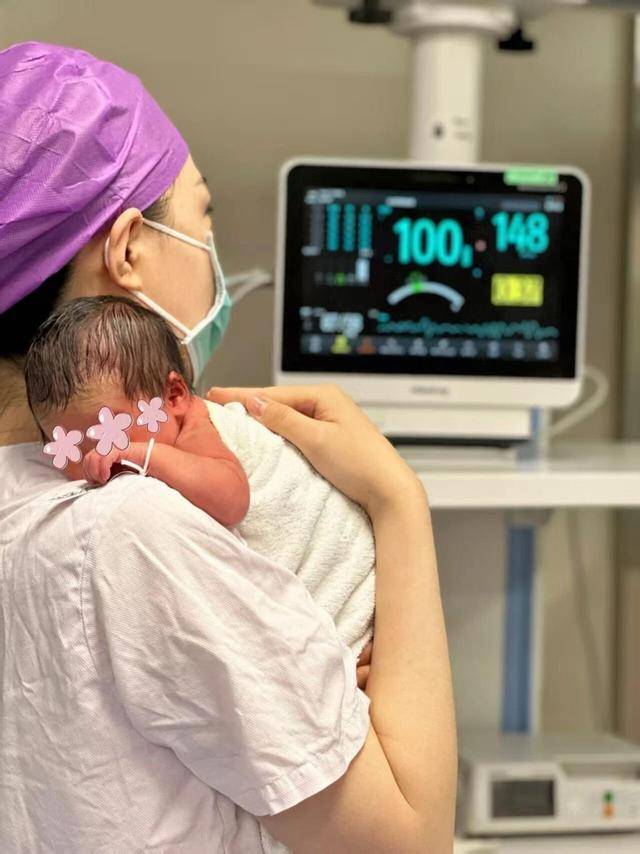 新春走基層｜NICU裡的特殊春節，北京大學人民醫院青島醫院床旁探視守護早產小天使