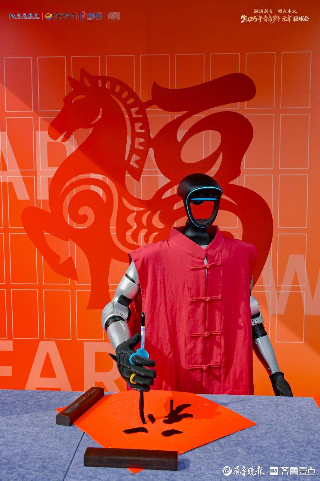 指尖躍動“科技紅” ，大鮑島機器人寫福成糖球會新晉頂流