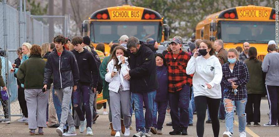 原創美女槍手掃射小學，俄高官稱不再挽救，美國分裂如何更快？