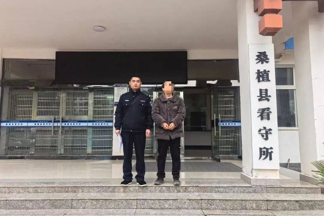 湖南一男子到派出所開無犯罪證明，一查竟是網上在逃人員！被當場抓獲