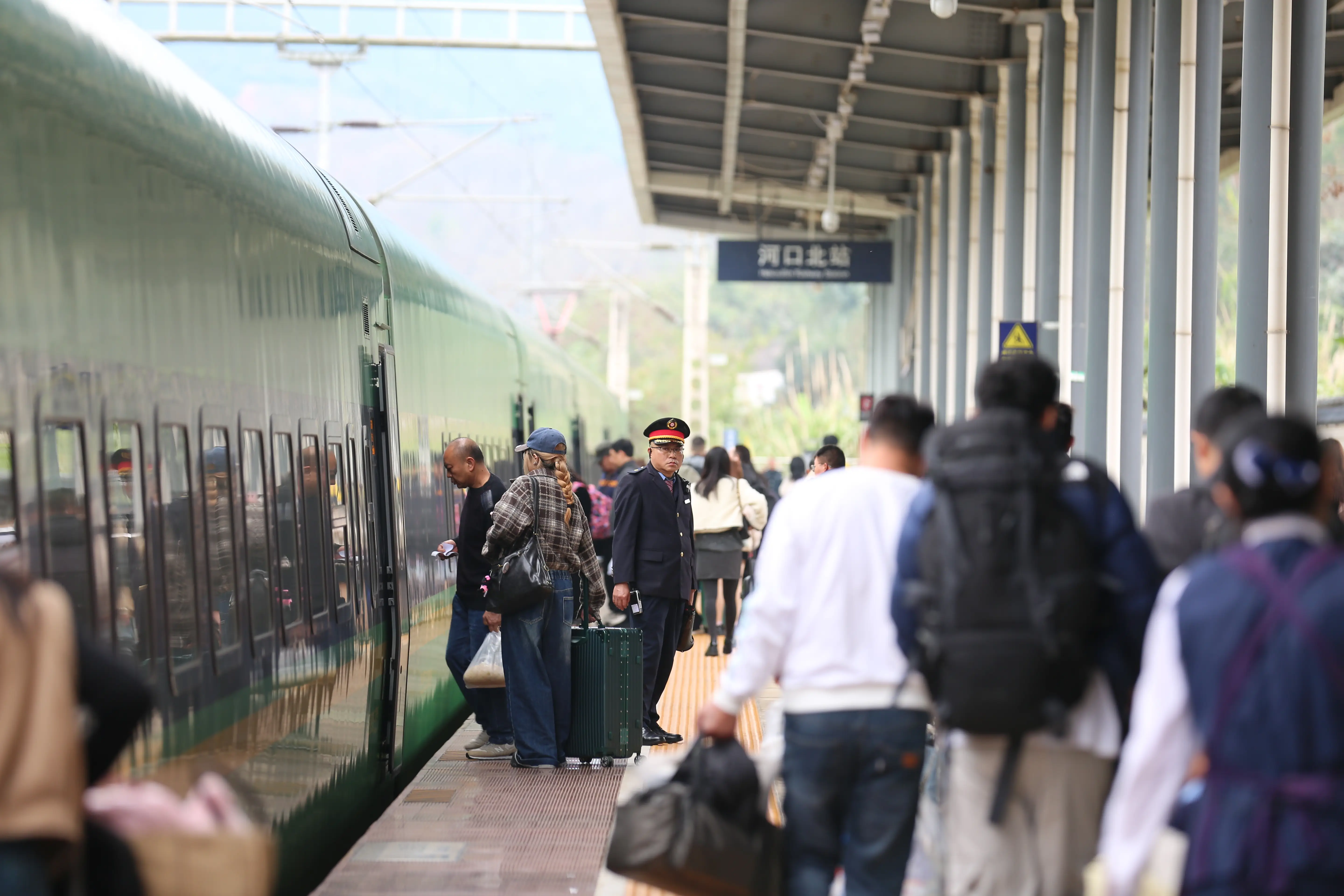 賞花觀鷗、逛古城、爬雪山……越南遊客在雲南掀起入境旅遊熱潮