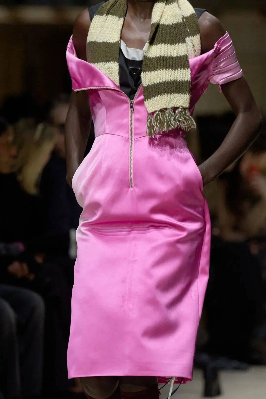 十五位女性，六十套造型，Prada 如何理解穿著