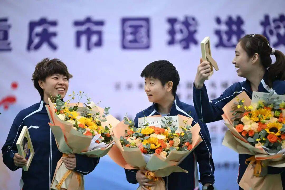 國乒隊員走進重慶市兩所中學互動交流