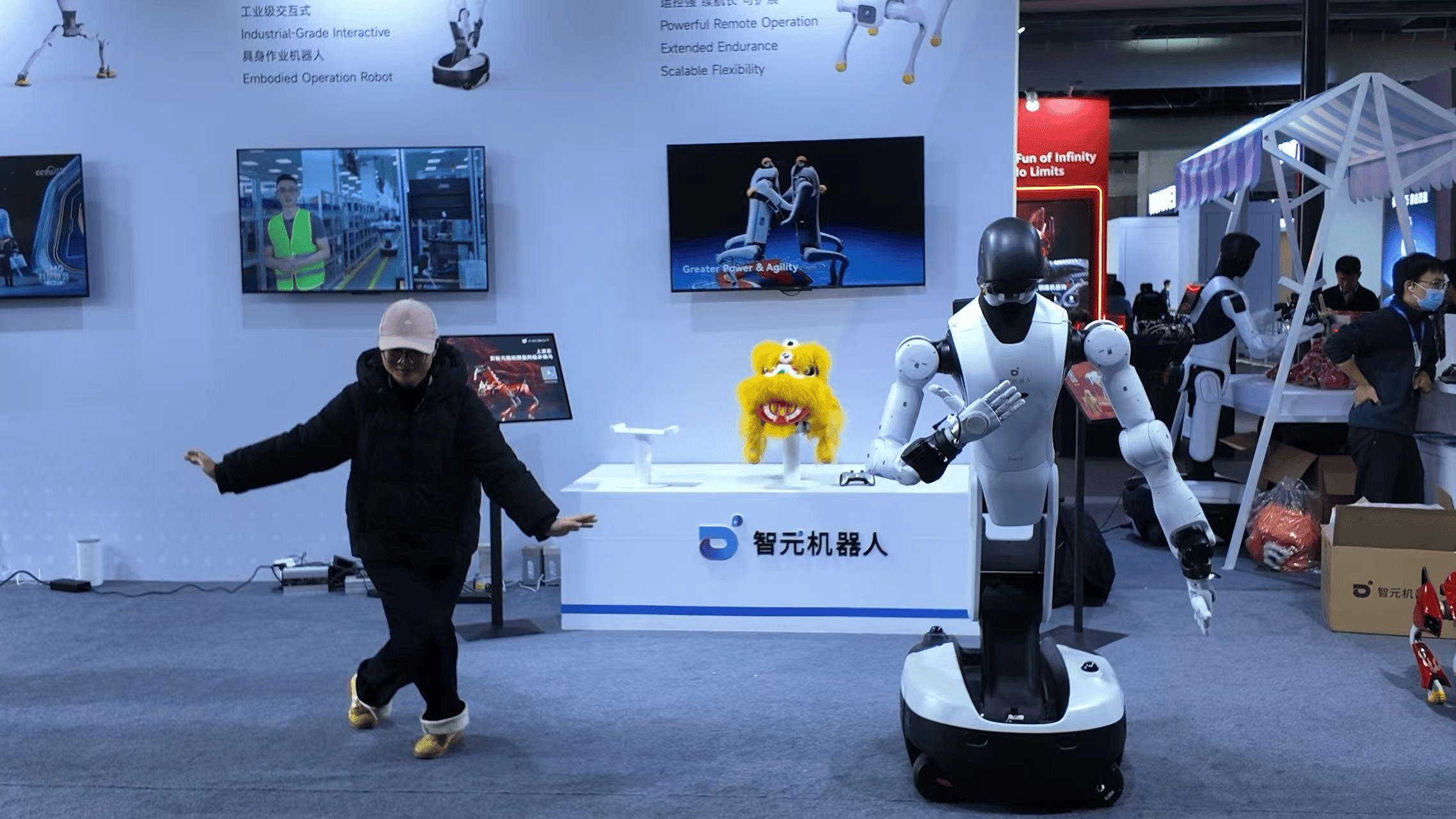 寫書法打快板練武術，機器人“軍團”上海參展花式秀技能