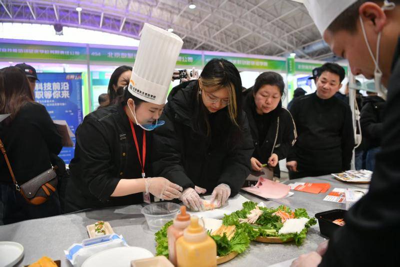 下火車直奔現場！北京春季大型招聘會火熱開場