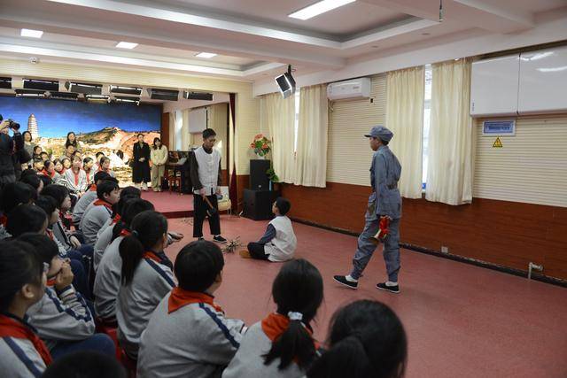 北京四中原創戲劇“閃耀”小學舞臺