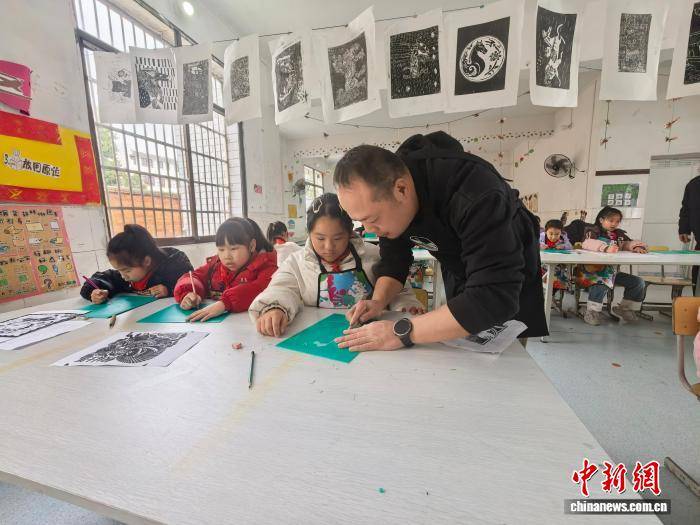 刻刀下的童年與希望 湖南桃江一所鄉村小學的藝術教育探索