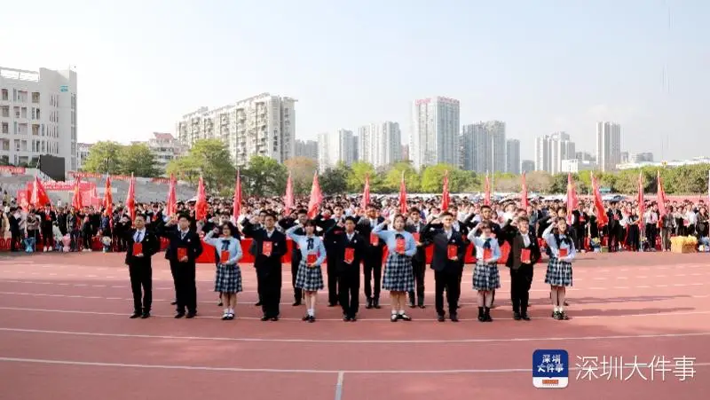 一人一本憲法跨入十八歲 深圳寶安中學這場成人禮意義深遠