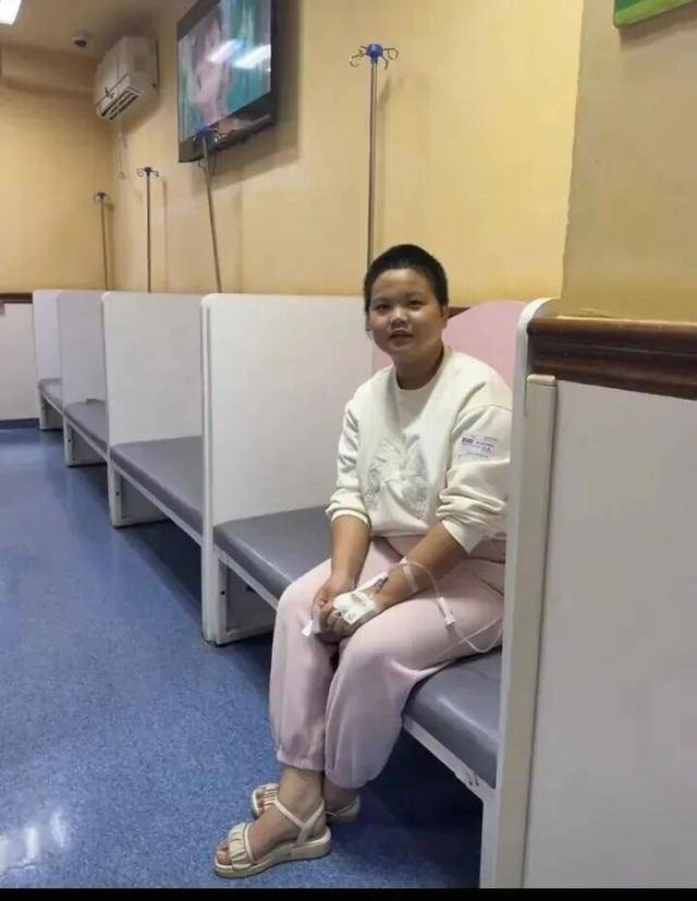 女孩地鐵吐血後，脫外套將地板擦乾？本人回應