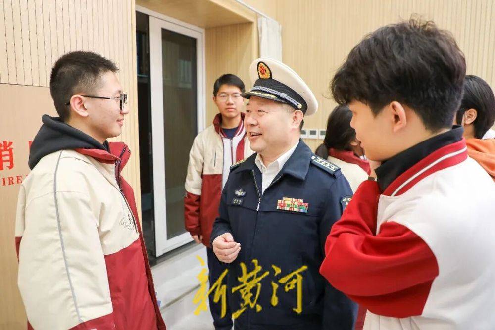 海軍五大院校齊聚石家莊精英中學開展宣講活動