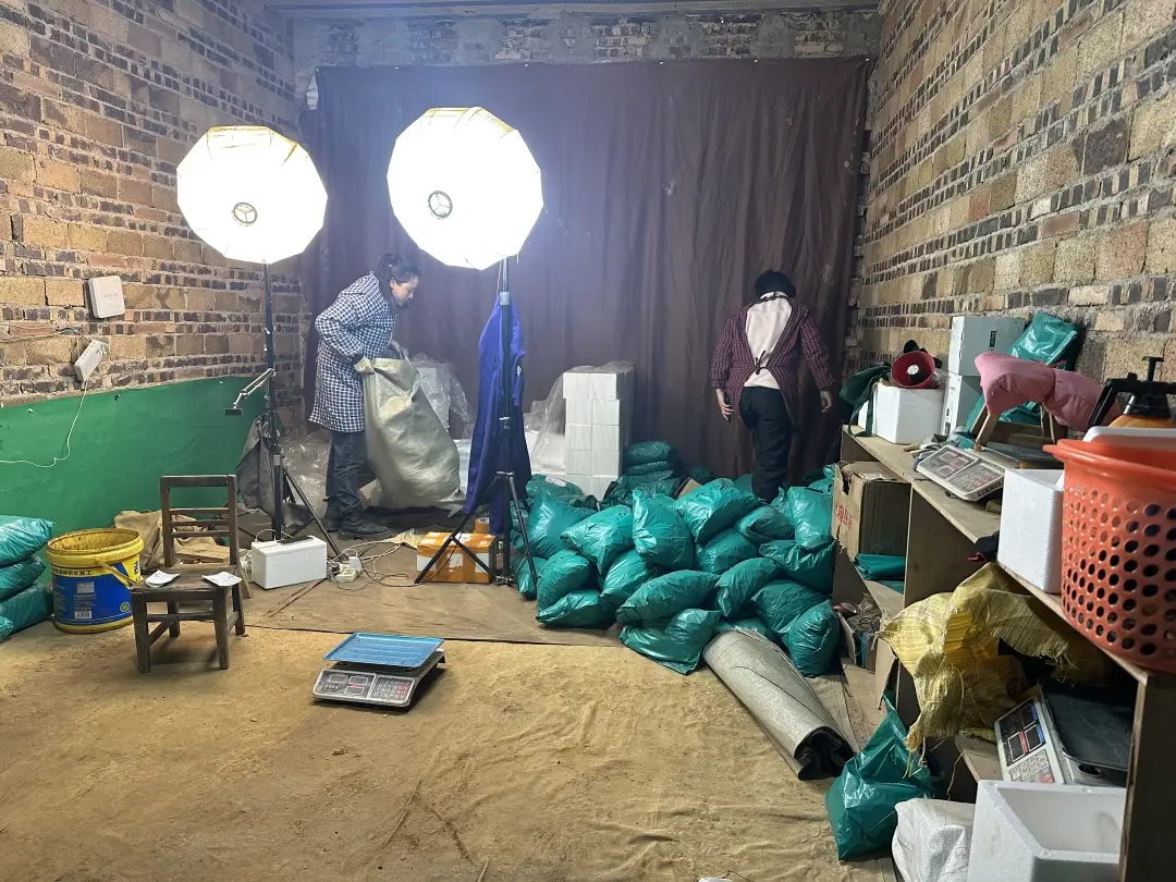 快遞進村喜事多