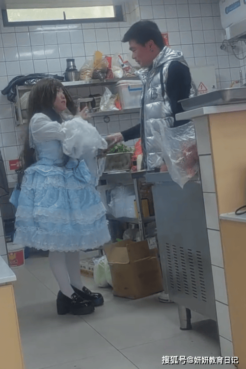 原創“怎麼能做這種動作”，小學女生俗氣行為讓家長受不了，沒有童真