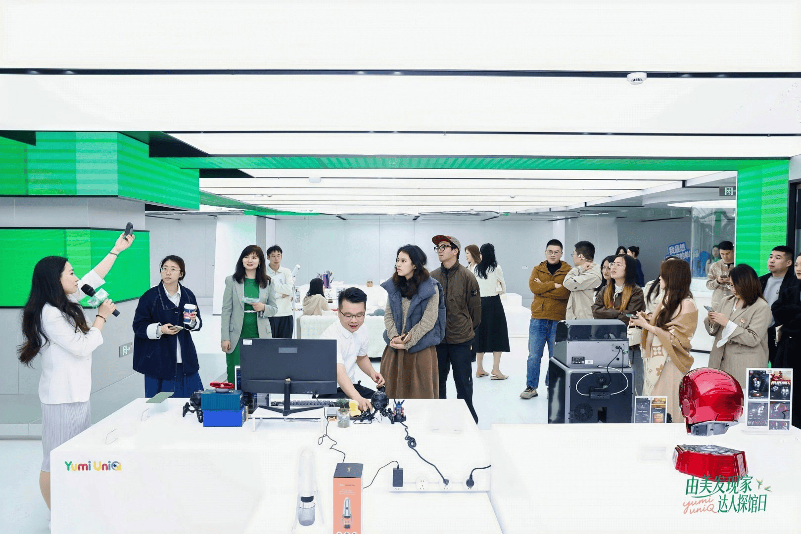 捷配鏈集團推出電子潮品秀場，合作伙伴宇樹機器人現場助陣