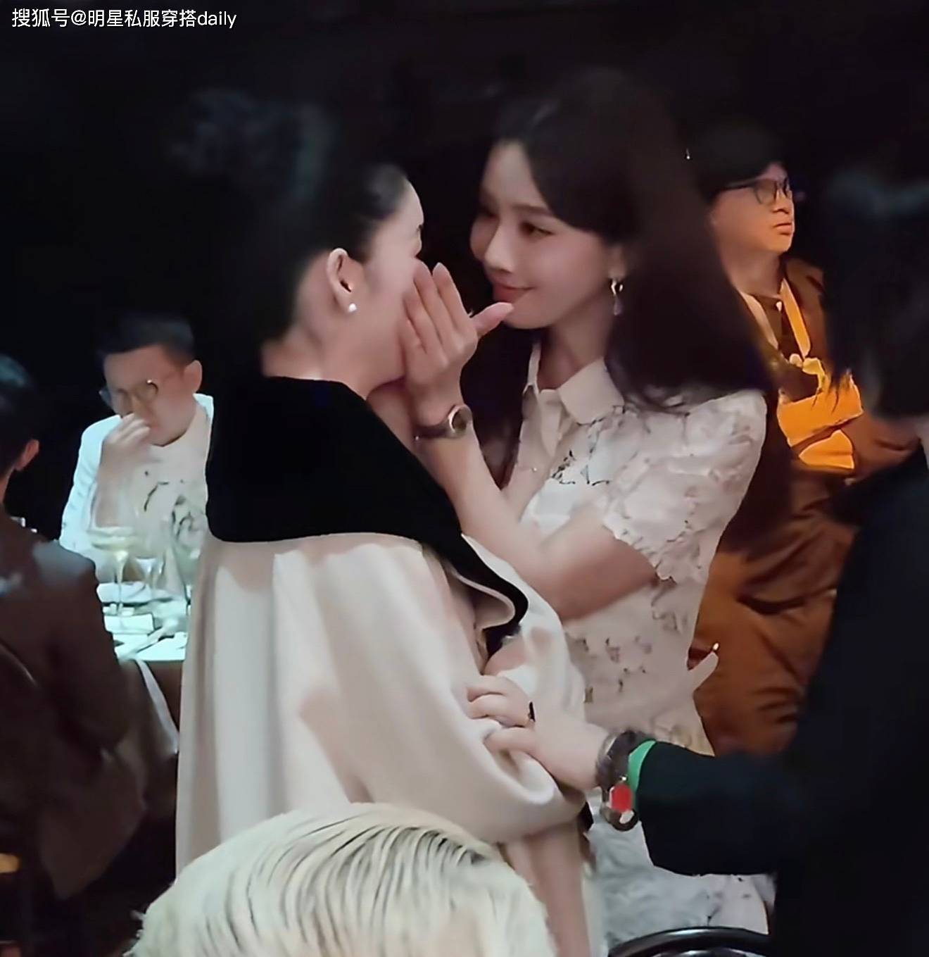 原創這個劉詩詩美暈了！穿藍金刺繡裙夢迴“龍葵”，和郭曉婷同框好甜